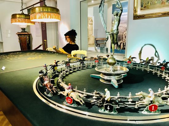 Ein Schmuckstück im Stadtmuseum: der Roulettetisch aus dem Casino Baden-Baden.  Das wertvolle Exponat stammt aus der Zeit um 1920 und wurde in Paris gefertigt.