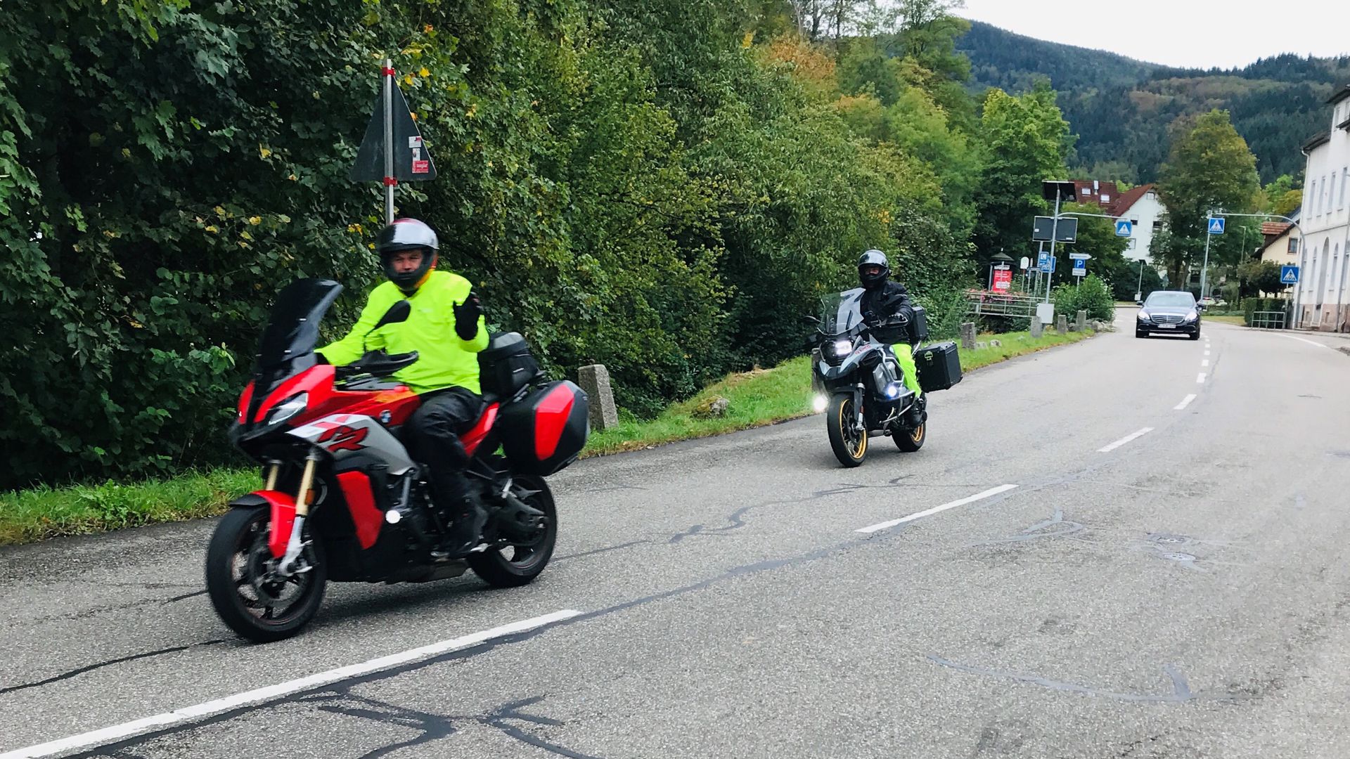 Zwei Motorradfahrer fahren in Baden-Baden durch den Stadtteil Geroldsau.