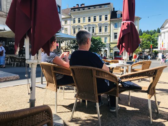 Zwei Frauen sitzen im Außenbereich eines Restaurants in Baden-Baden.
