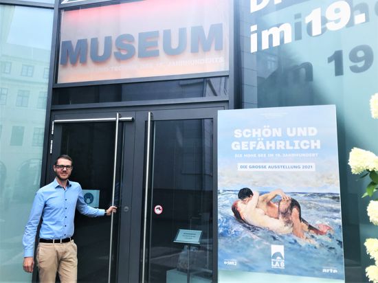 Moritz Grenke, neuer Chef der Grenke-Stiftung, steht am Eingang des Museums LA8 in Baden-Baden. 