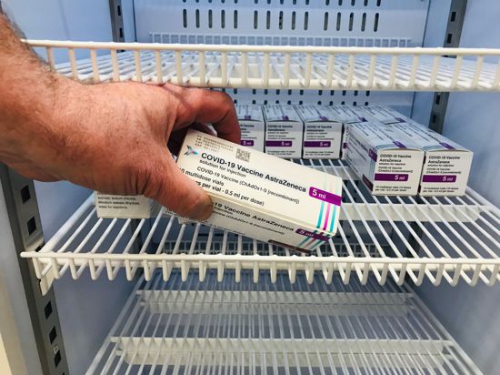 In einem Kühlschrank im Kreisimpfzentrum im Kurhaus in Baden-Baden lagert Impfstoff von Astrazeneca. 