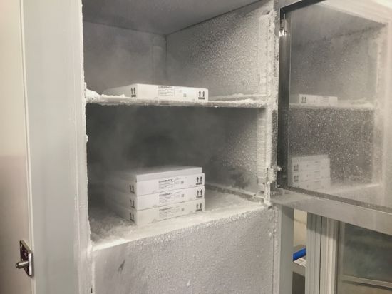 In einem Spezialkühlschrank im Kurhaus Baden-Baden lagert Impfstoff der Firma Biontech, der ultra-tiefgekühlt werden muss. 