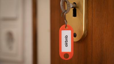 «airbnb» steht auf einem Schlüsselanhänger, der in einer Wohnungstür steckt