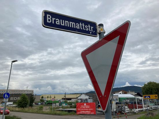 Dunkle Wolken: In der Braunmattstraße in Haueneberstein soll das Amazon-Zentrum entstehen. Doch der Widerstand ist und bleibt groß. 