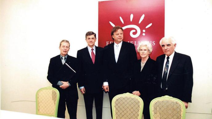 Andreas Mölich-Zebhauser mit den Stiftern Alberto Vilar, Karlheinz Kögel, Rose Mann und Walter Veyhle am Tag der Stiftungsgründung im Jahr 2000.