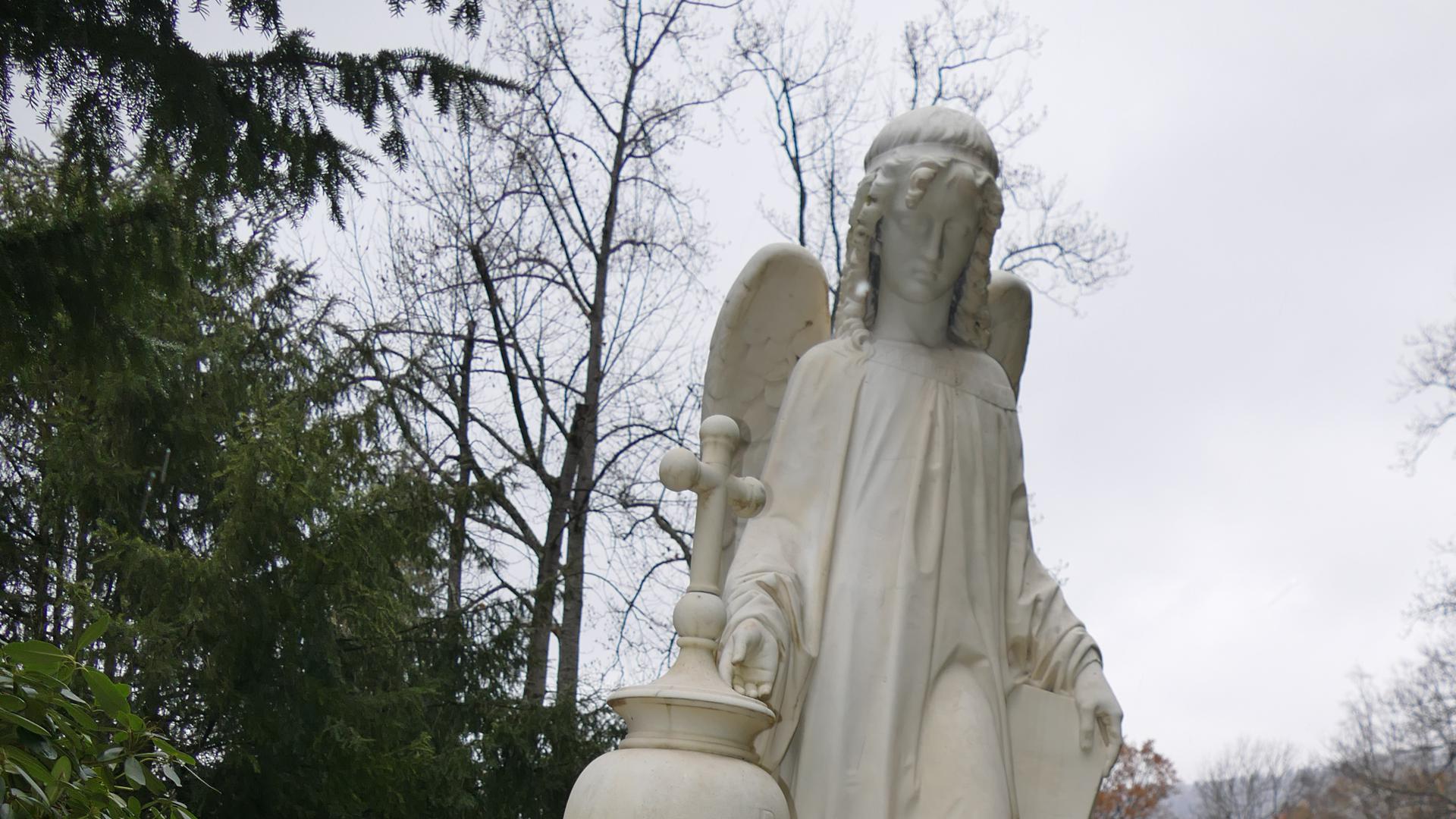 Am Eingang des Hauptfriedhofs begrüßt ein Engel die Besucher