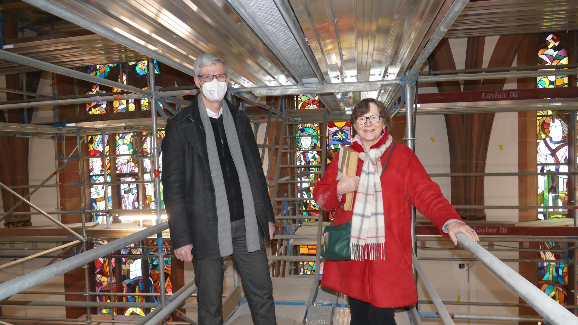 Dekan Michael Teipel mit Elisabeth Lammert unter dem Deckengewölbe
