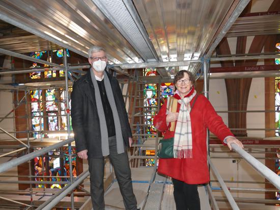 Dekan Michael Teipel mit Elisabeth Lammert unter dem Deckengewölbe
