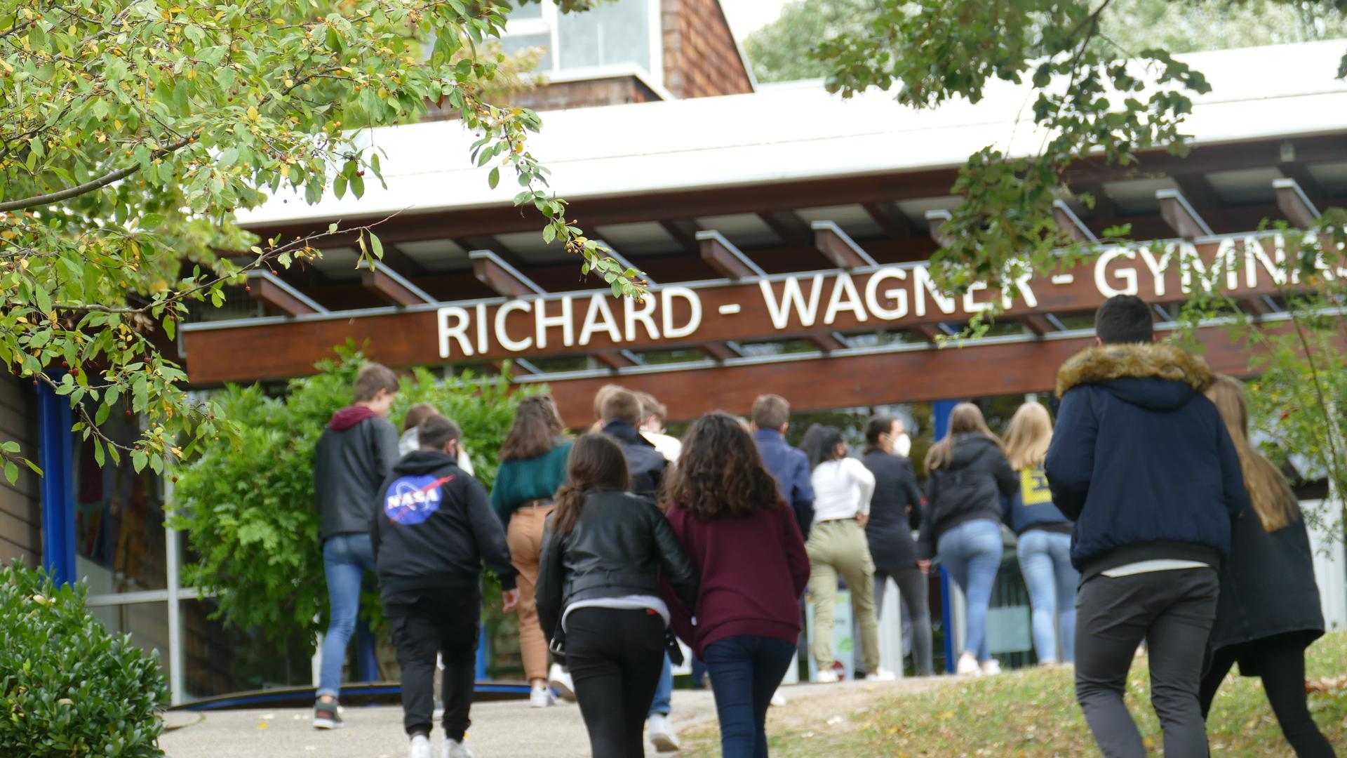 Schüler vor dem Richard-Wagner-Gymnasium