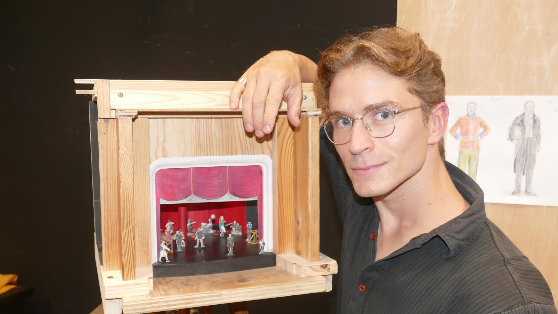 Schauspieler Lion-Russell Baumann mit dem Woyzeck-Miniatur-Bühnenbild.