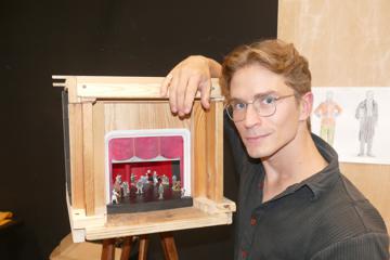 Lion-Russell Baumann mit dem Woyzeck-Miniatur-Bühnenbild.
