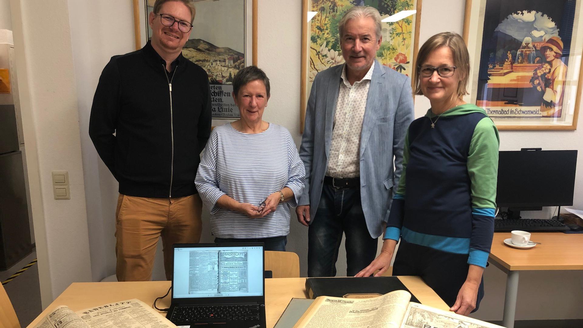 Jonathan Guerre (von links), Heike Kronenwett, OB Dietmar Späth und Dagmar Rumpf informieren über die Digitalisierung des „Badeblatt“.