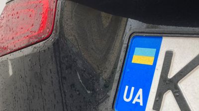 Ein Auto mit einem ukrainischen Kennzeichen steht in Baden-Baden. 