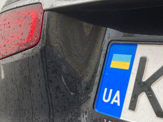Ein Auto mit einem ukrainischen Kennzeichen steht in Baden-Baden. 