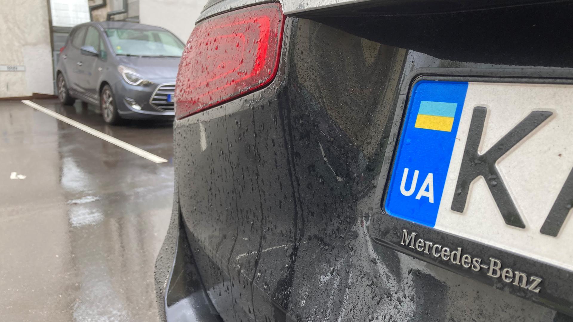 Auto mit ukrainischem Nummernschild