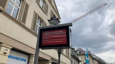 Lahmgelegter ÖPNV in Baden-Baden: Auf den Infotafeln der Verkehrsbetriebe wird bereits darauf hingewiesen, dass am Mittwoch auf fast allen Linien der Verkehr eingestellt wird.