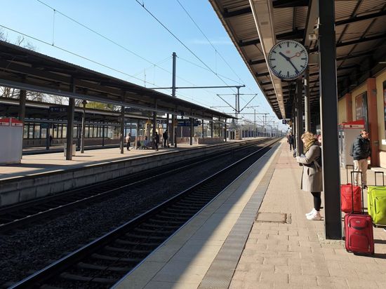Am Bahnhof in Baden-Baden haben zwei Fernverkehrszüge die Passagiere stehen gelassen und sind durchgefahren. Zu sehen ist der Bahnsteig an Gleis 4.