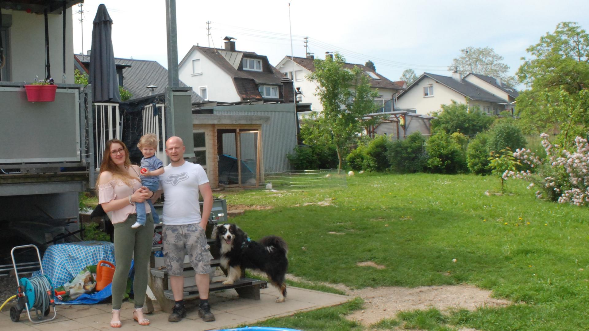 Ariane und Christian Klanke mit ihrem Sohn vor ihrem Haus in Baden-Baden-Balg.