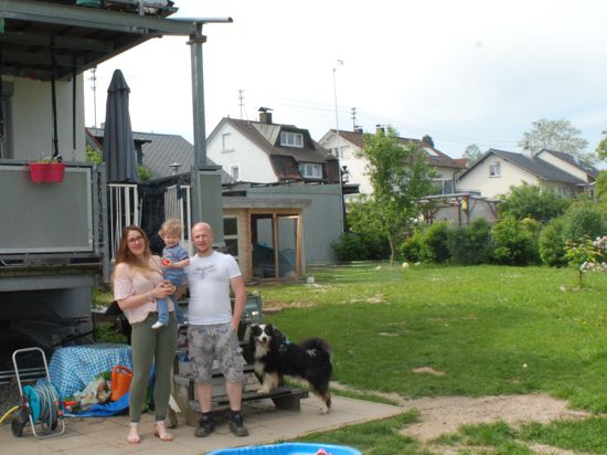 Ariane und Christian Klanke mit ihrem Sohn vor ihrem Haus in Baden-Baden-Balg.