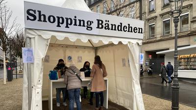 Im weißen Zelt auf dem zentralen Leopoldsplatz in Baden-Baden gibt es die 2G-Bändchen fürs Shopping.