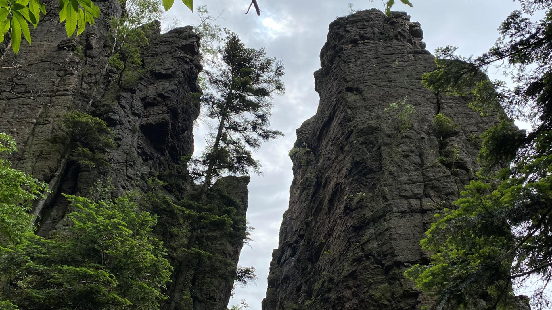 Beste Sicht: Die aufeinander gestapelten Gesteinsschichten des Battertfelsens bieten Kletterern ein einmaliges Erlebnis. Und wenn man oben angelangt ist, einen fabelhaften Blick