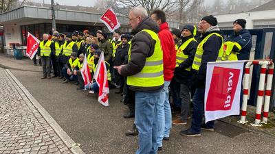Aufgeheizte Stimmung: Am Dienstag stehen rund 80 Beschäftige mit Vertretern der Gewerkschaft Verdi am Busdepot in Lichtental, um zu streiken.