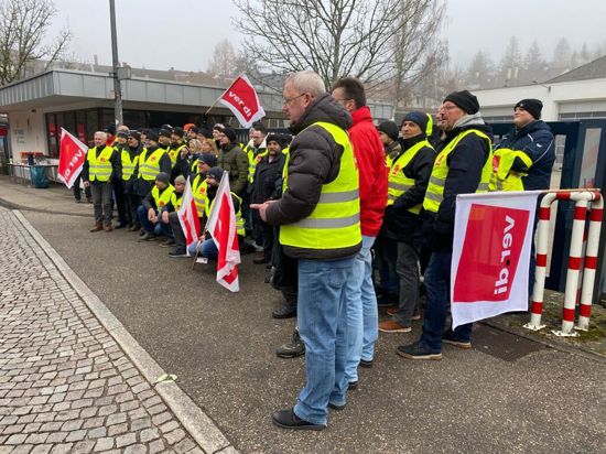 Aufgeheizte Stimmung: Am Dienstag stehen rund 80 Beschäftige mit Vertretern der Gewerkschaft Verdi am Busdepot in Lichtental, um zu streiken.
