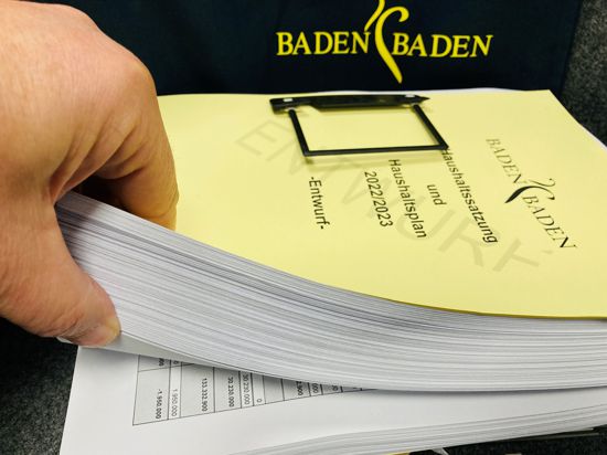 Dicker Wälzer: 946 Seiten umfasst der Entwurf des Doppelhaushalts für die Jahre 2022/23 der Stadt Baden-Baden.