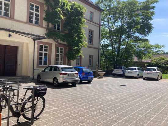 Die städtische Dienstwagenflotte im Rathaushof: Der silbergraue Mercedes mit Hybridantrieb (links) ist der derzeitige Dienstwagen des OB. Margret Mergen fuhr aber oft mit dem E-Smart (Mitte). 