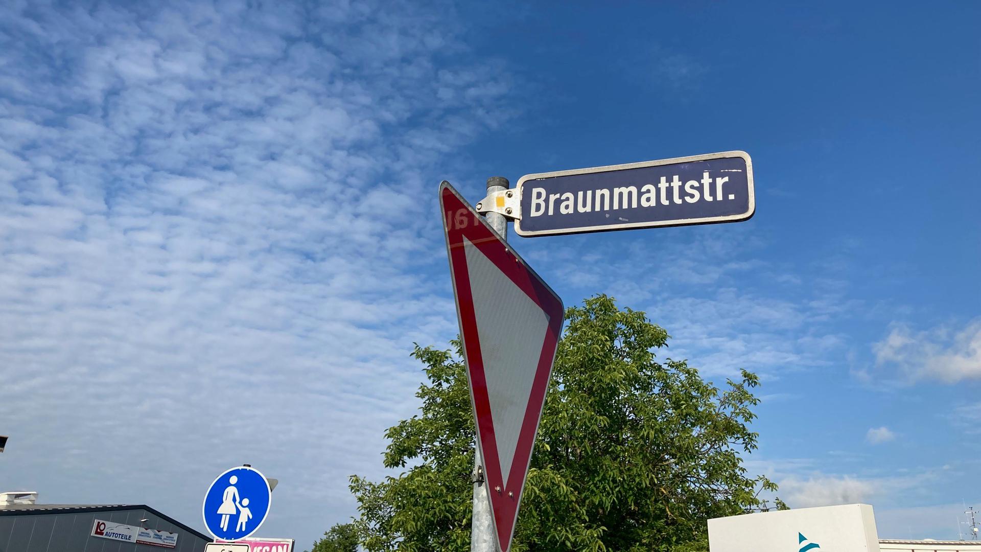 Auf einem Straßenschild steht Braunmattstraße. 