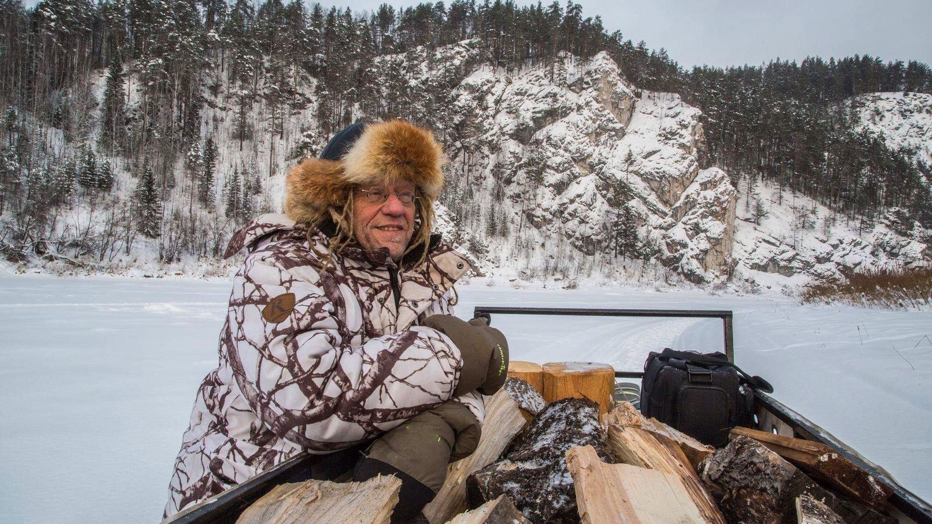 Klaus Burger sitzt in Russland im Schnee