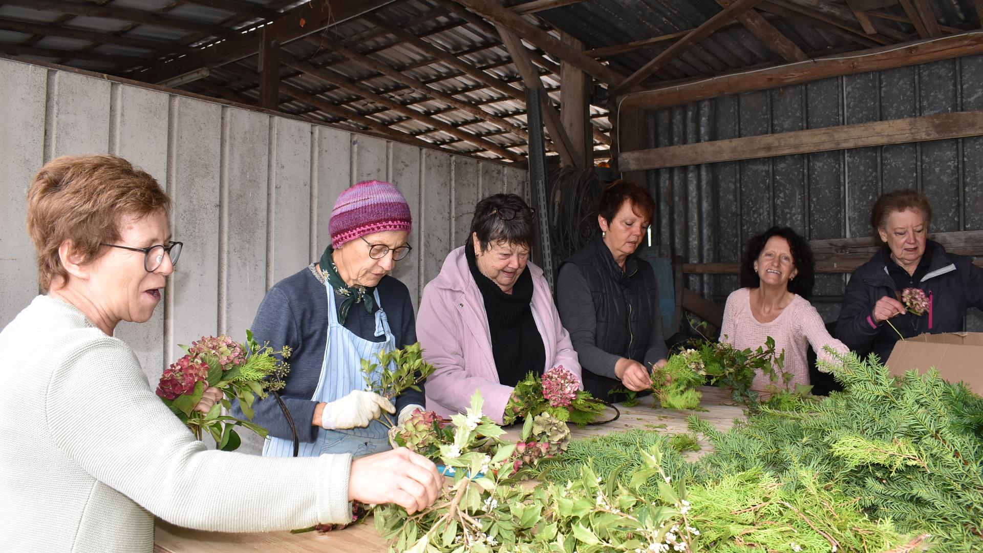 Das Binden von Blumen- und Trockengestecke für den Herbst gehört zu den Kernkompetenzen der Landfrauen. 
