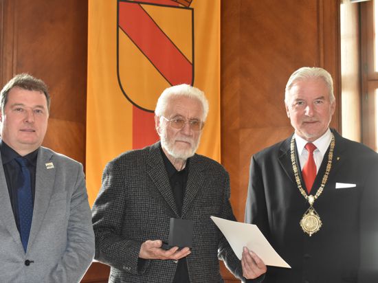 Heinrich Häußel (Mitte) aus Steinbach ist Träger der Staufermedaille. Links OV Ulrich Hildner, rechts OB Dietmar Späth. 