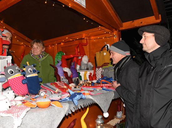 Auch Bürgermeister Erik Ernst (2.vr.)  und Hauptamtsleiter Ronald Pfefferle (rechts) bummeln gerne über den Weihnachtsmarkt.