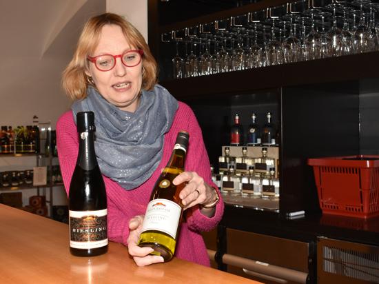 Bekennender Riesling-Fan: Iris Eckerle setzt bei der Beratung ihrer Kunden in der Vinothek am Mauerberg ihr geballtes Weinwissen ein. 
