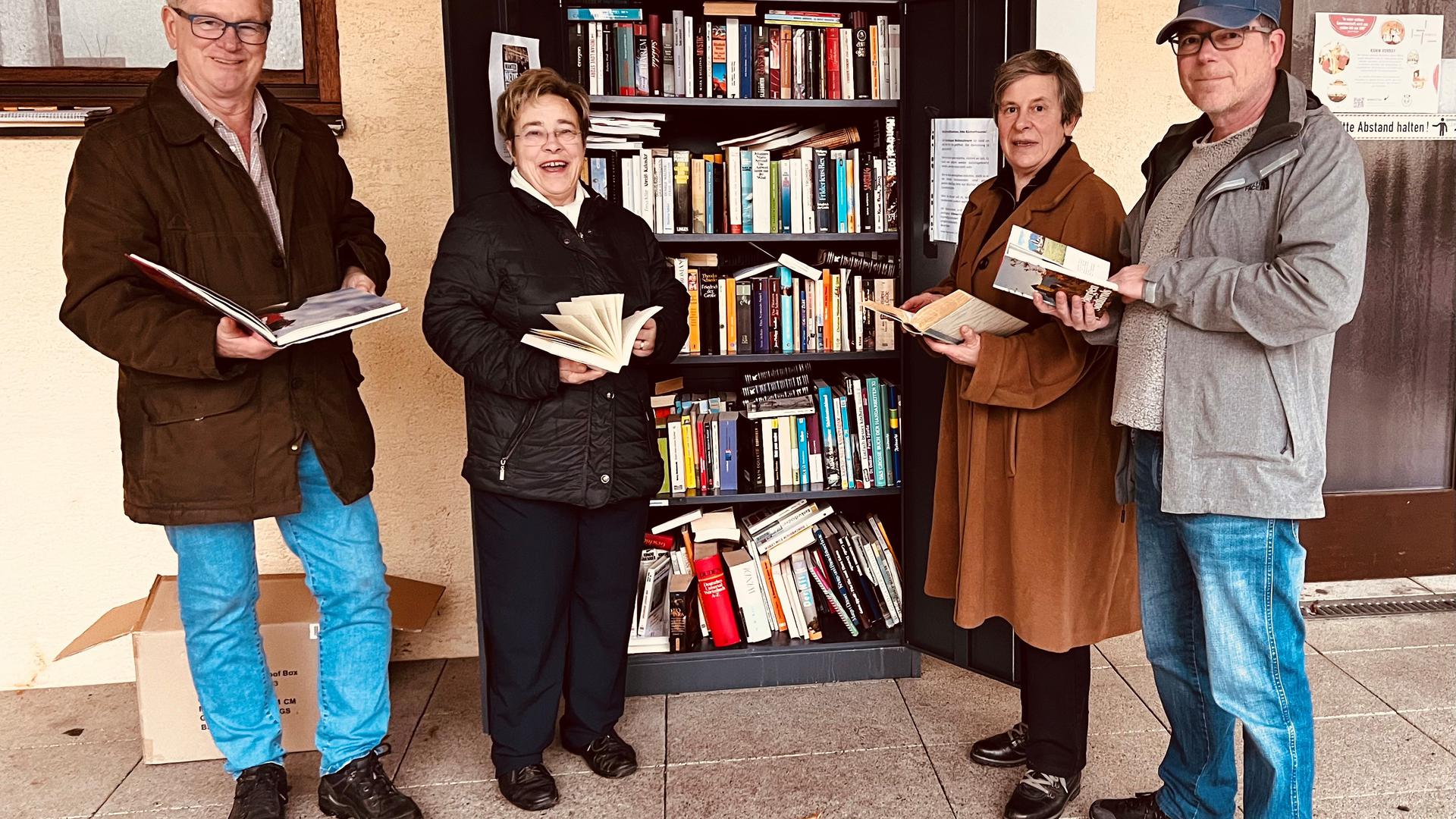 Xaver und Rosemarie Braxmeier, Imogen Nabel und Hermann Josef Iven decken sich selbst gerne mit Literatur aus dem Geroldsauer Bücherschrank ein.