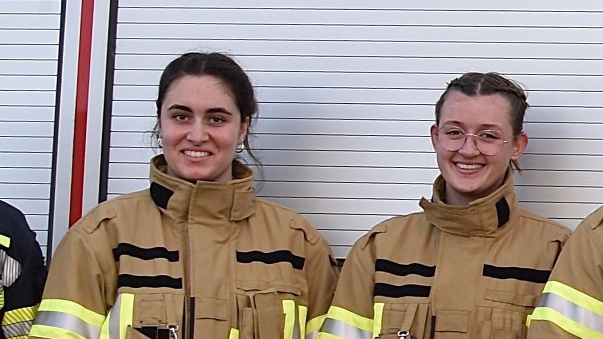 Aleyna Can (links) und Anna-Tabea Braxmaier haben erfolgreich die Grundausbildung bei der Feuerwehr absolviert