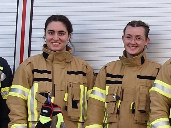 Aleyna Can (links) und Anna-Tabea Braxmaier haben erfolgreich die Grundausbildung bei der Feuerwehr absolviert