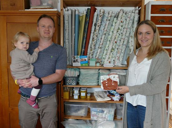Lisa Christof mit ihrem Mann Marius und der kleinen Ella in ihrem Atelier unter dem Dach, wo sie die immer beliebter werdenden Stoffwindeln näht.       