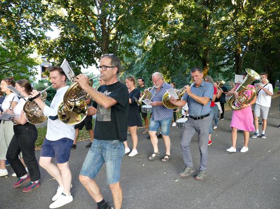 Musiker des MV Lichtenthal marschieren mit ihren Instrumenten durch die Lichtentaler Allee.