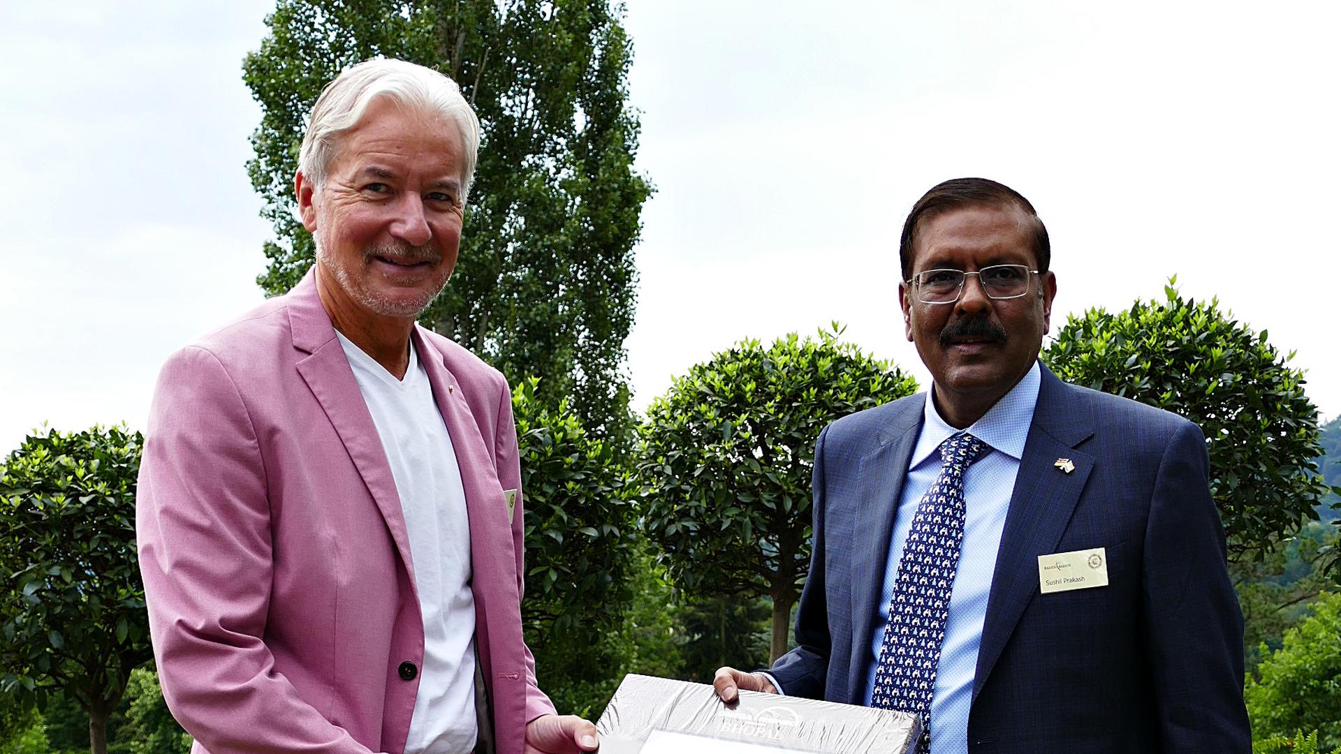 der indische Präsident der internationalen Jury, Sushil Prakash, ist ersmals auf dem Beutig und überreicht OB Späth ein Buch über seine Heimatstadt Bhopal