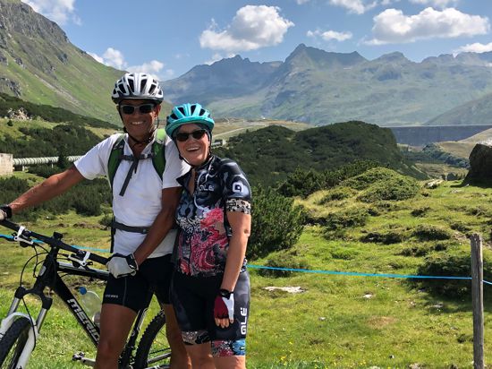 Roland und Simone Weis, die gemeinsam auf ihren Fahrrädern einige Alpenpässe bezwungen haben, beim Trecking von Österreich an den Comer See im Jahr 2019.