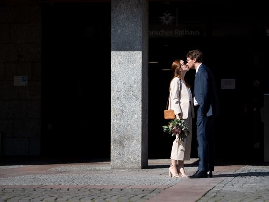 Heiraten im kleinsten Kreis: In der Corona-Krise müssen Brautpaare bei der Trauung auf die Anwesenheit von Gästen verzichten