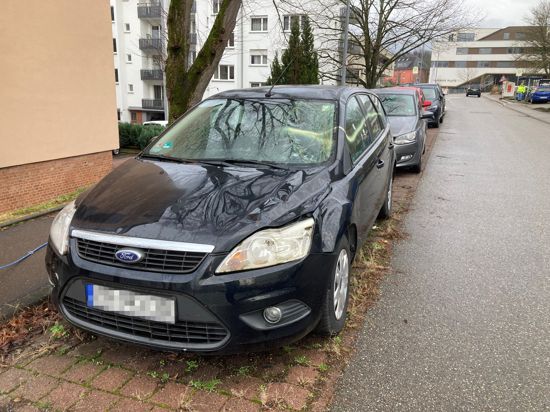 Der vermutlich schrottreife Ford Focus Kombi mit polnischem Kennzeichen steht seit mehr als einem Jahr auf einem Parkplatz am Rand der Breisgaustraße in der Baden-Badener Cité.