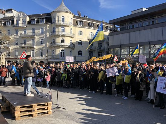 Eine Ukraine-Demonstration auf der Fieserbrückein Baden-Baden