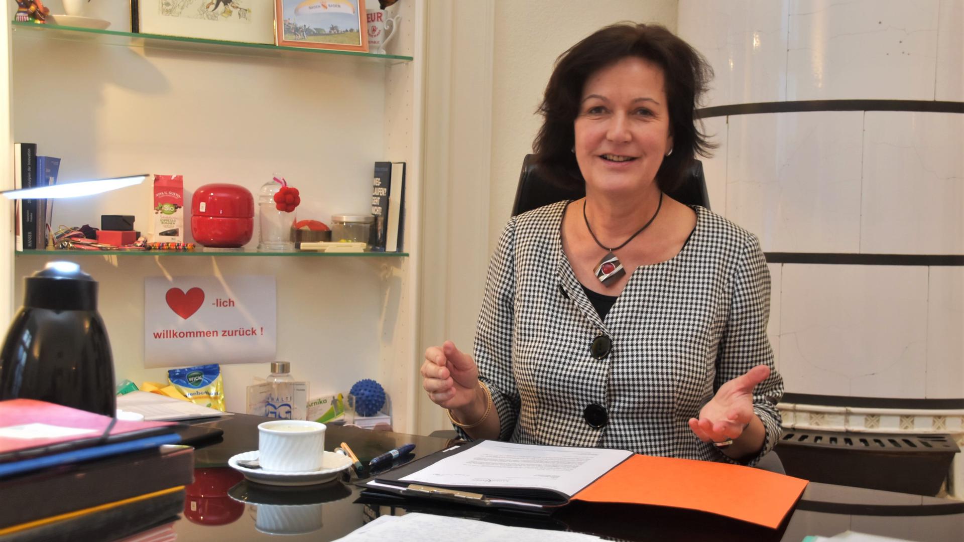Oberbürgermeisterin Margret Mergen in ihrem Büro im Rathaus Baden-Baden.