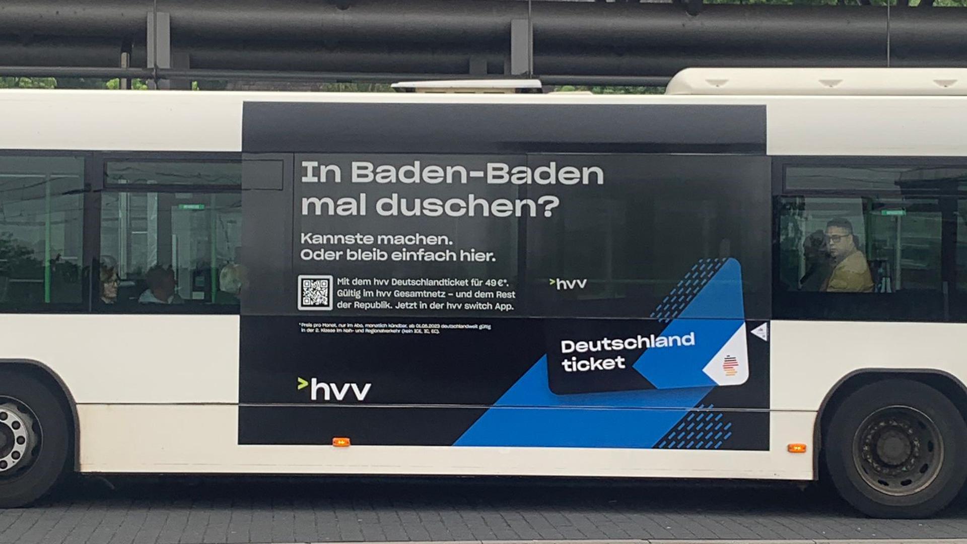 Werbung für das 49-Euro-Ticket in Lüneburg - und für Baden-Baden.