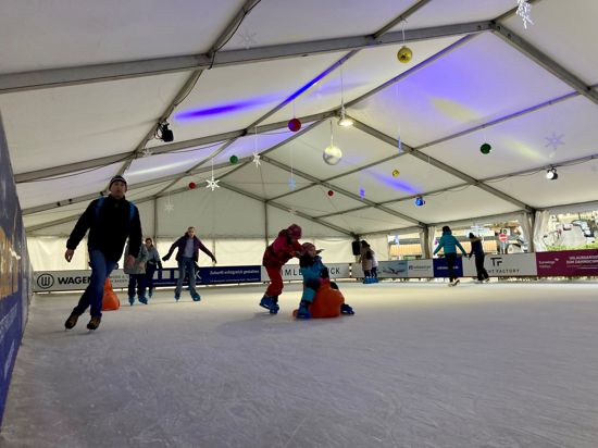 Schlittschuhläufer auf dem Eis der Eis-Arena