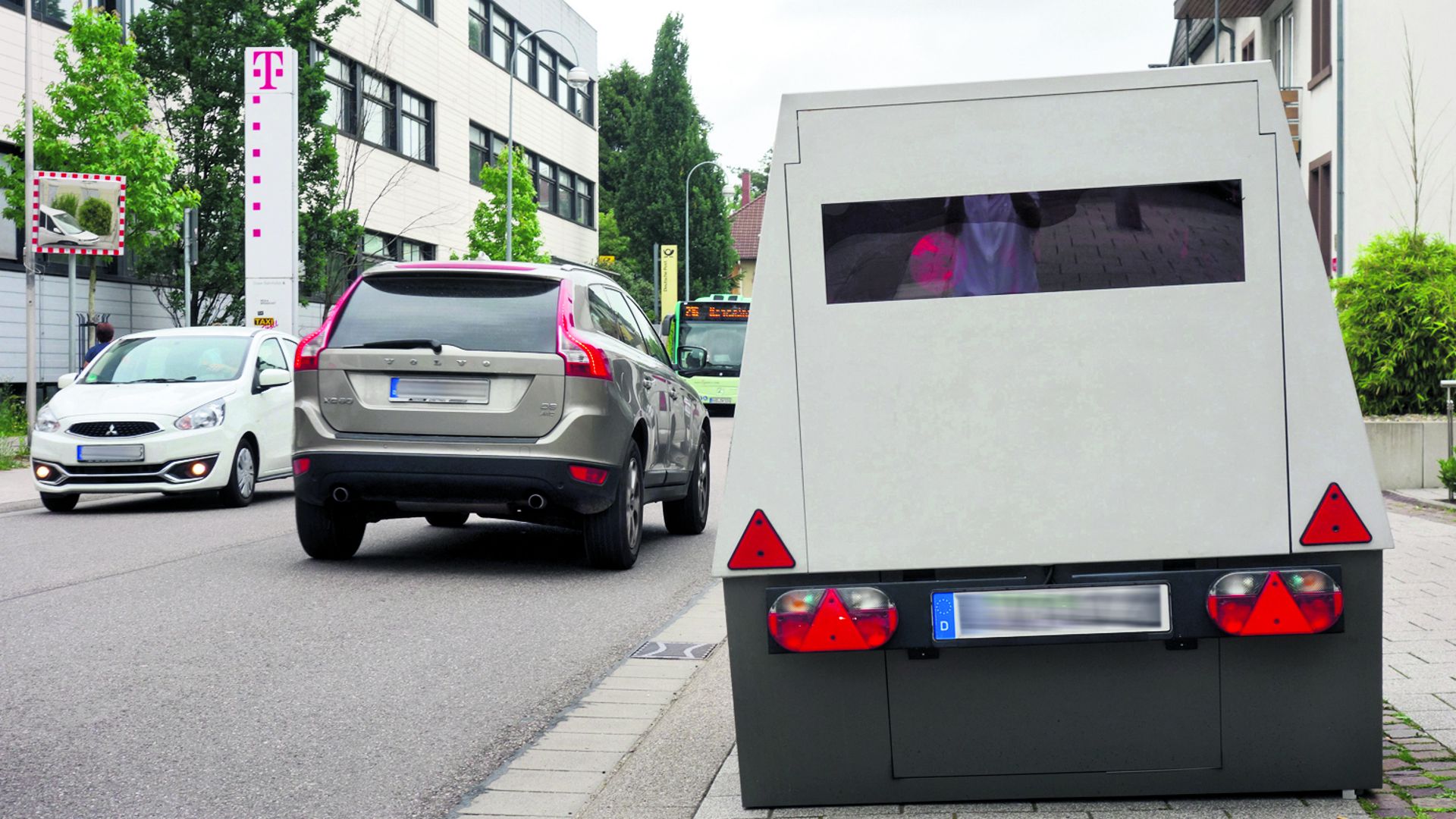 Mobile Geschwindigkeitsüberwachung: Der Enforcement-Trailer lässt sich an beliebigen Stellen – das Foto zeigt die Ooser Bahnhofstraße – einsetzen. Die Stadt möchte nun ein weiteres Gerät anschaffen.