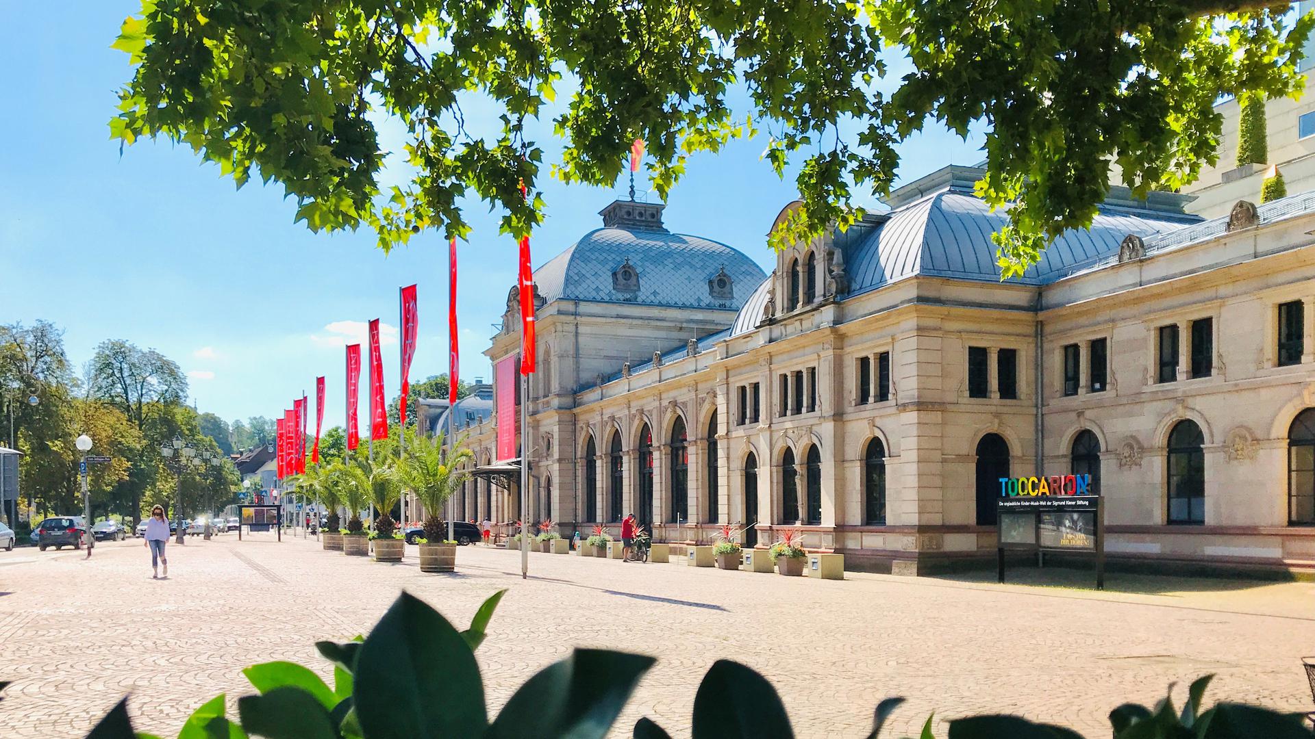 Blick auf die Front des Festspielhauses in Baden-Baden